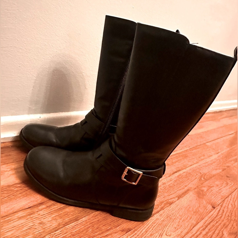 Girls side buckle, round toe black tall boots. With zipper.